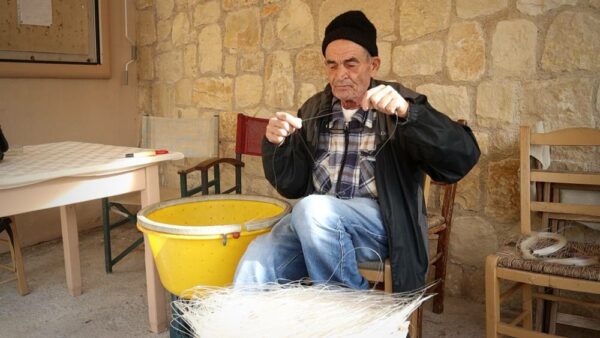 Ψαράς την ώρα που δολώνει το παραγάδι