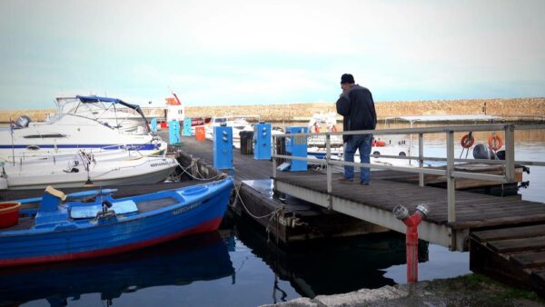 Ψαράς στον ενετικό λιμένα Χανίων